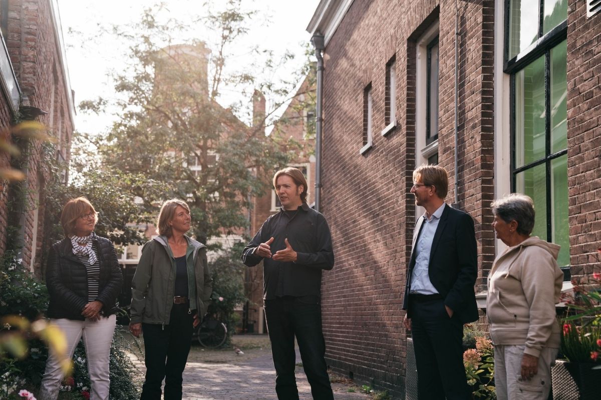 Stadsgids leidt een groep rond.